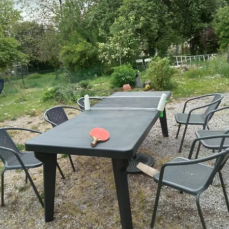 La Bergeronnette Avec La Chaleur Du Feu De Bois Et Le Jardin دينانت